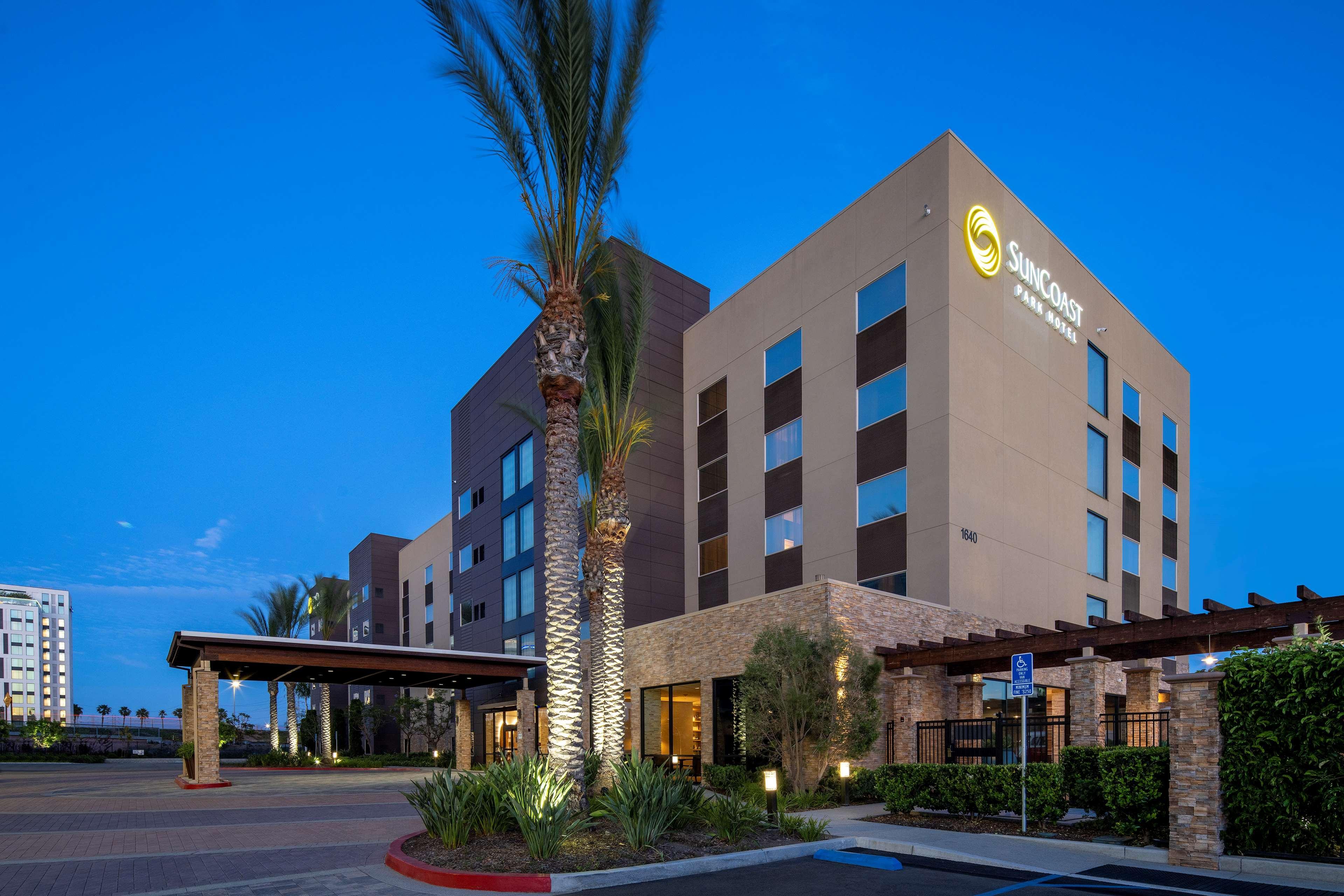 Suncoast Hotel Anaheim, Tapestry Collection By Hilton Exterior photo